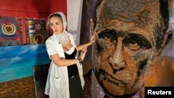 Artista ucraineană Daria Marcenko a realizat un portret al lui Vladimir Putin, intitulat "Fața Războiului", folosind exclusiv mii de cartușe trase pe frontul de est, în Donbas.