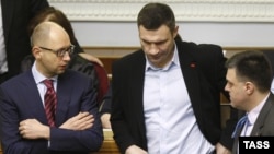 Кандидат на посаду прем’єр-міністра України, лідер фракції «Батьківщина» Арсеній Яценюк, лідер партії УДАР Віталій Кличко та лідер фракції «Свобода» Олег Тягнибок (зліва направо) під час пленарного засідання Верховної Ради України, 27 лютого 2014 року