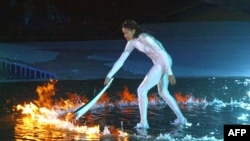 Звезда австралийского спорта Кэти Фриман зажигает олимпийский огонь в Сиднее
