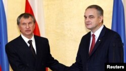 Russia's Deputy Prime Minister Igor Sechin (left) shakes hands with Polish Deputy Prime Minister Waldemar Pawlak in Warsaw.