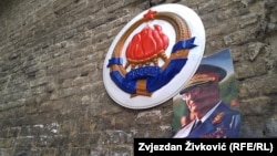 Grb Socijalističke Federativne Republike Jugoslavije (SFRJ) i portret Josipa Broza Tita