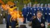 Președintele ROmâniei, Klaus Iohannis, la Memorialul Soldatului Necunoscut în timp ce depune o coroană de flori de Ziua Armatei Române, la București, România, 25 octombrie 2023