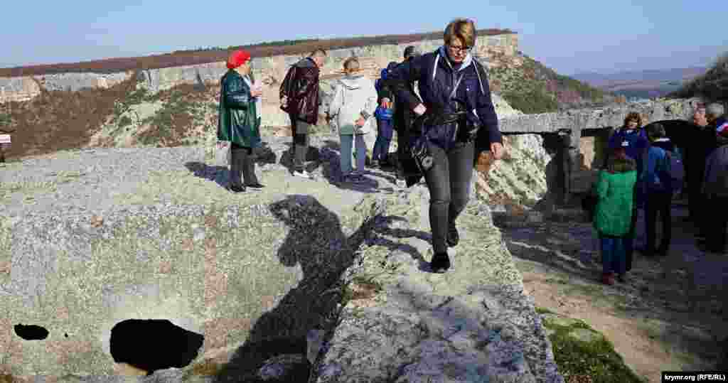 Туристы на северных оборонительных стенах