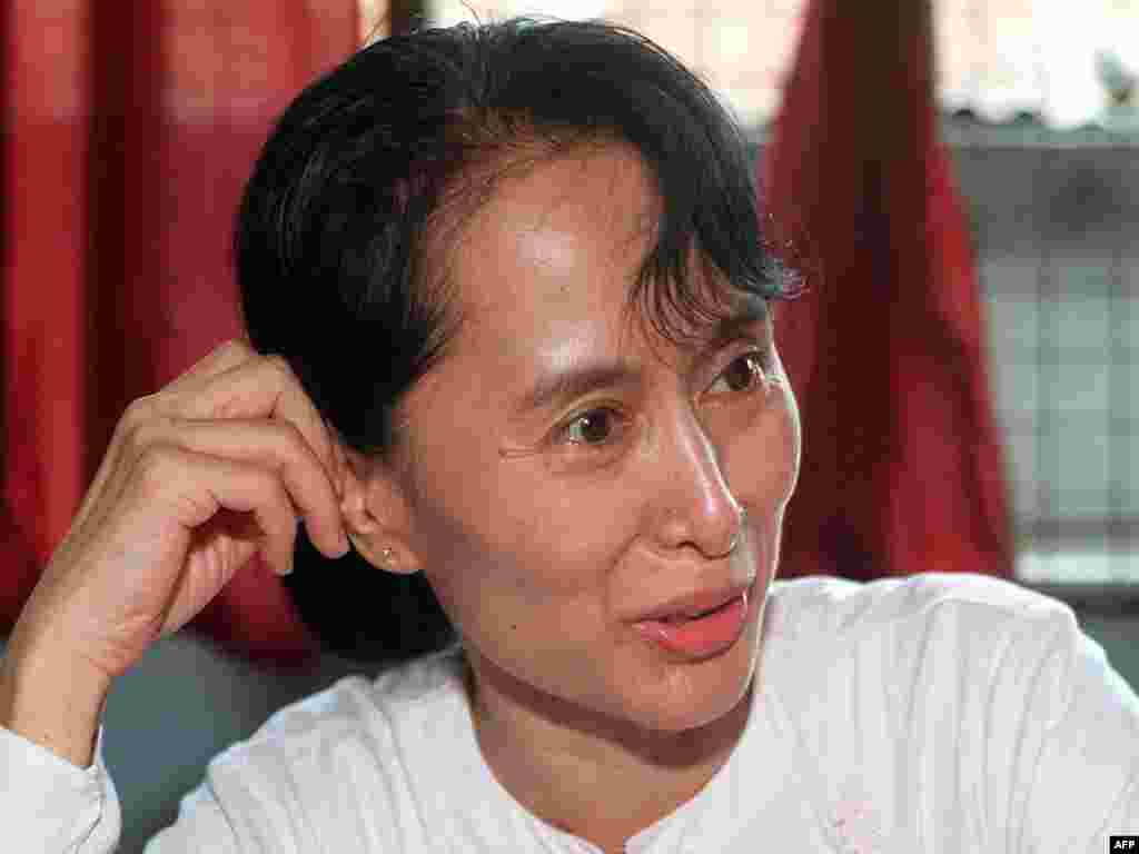 Myanmar -- Myanmar opposition leader Aung San Suu Kyi talks with the press at her Nation League for Democracy (NLD) party headquarters in Yangon, 14May1999 - MYANMAR, Rangoon : Myanmar opposition leader Aung San Suu Kyi talks with the press 14 May 1999 at her Nation League for Democracy (NLD) party headquarters in Yangon, Myanmar. A defiant Aung San Suu Kyi said her democratic opposition was stronger than ever but admitted that intense pressure from Myanmar's military junta had exposed internal rifts in the party.