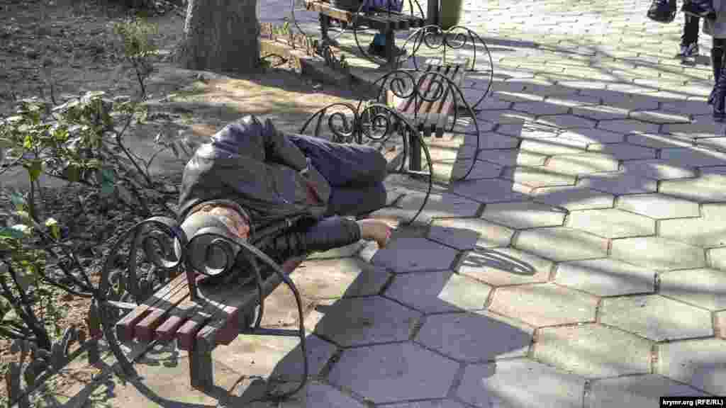 Деякі громадяни відпочивали на лавочках скверу Ювілейний у центрі міста