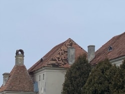 Діряві дахи комплексу видно здалеку