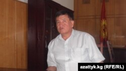 Сооронбай Жээнбеков губернатор болуп турган учурда тартылган сүрөт. 2010-жыл, август айы.