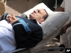 Египеттің бұрынғы президенті Хосни Мүбәрәкті өз сотына сотына зембілмен әкелді. Каир, 7 қыркүйек 2011 жыл.