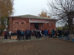 Учні та вчителі страйкують проти закриття школи