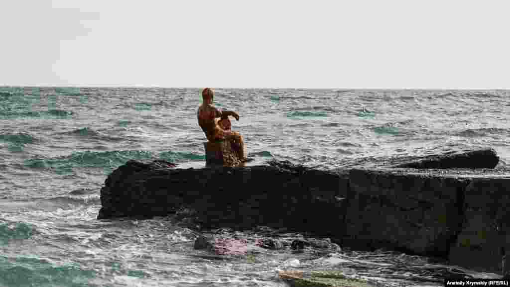 Цього голого пляжника з чавуну на пірсі прозвали &laquo;Альоша&raquo;. Місцеві подейкують, що він був відлитий після Другої світової війни зі збройового металу