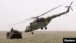 «Дала қыраны» жаттығуына қатысып жатқан әскери техника. Алматы облысы, 24 тамыз 2010 жыл.