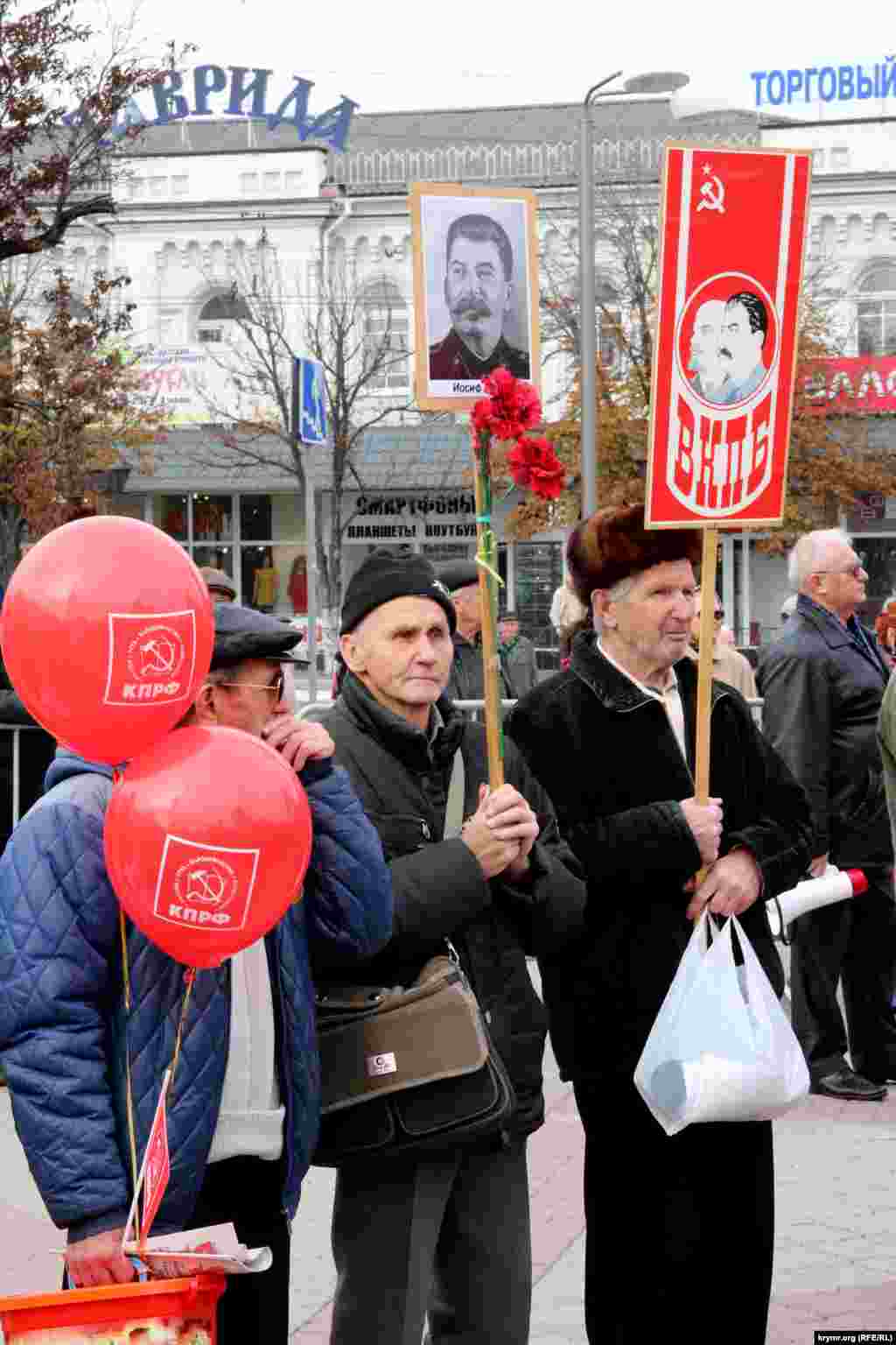 На митинге состоялось торжественное вручение почетных грамот, наград и партийных билетов