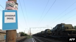 Российская военная техника на железнодорожной станции в Ростовской области, в 20 километрах от границы с Украиной. 23 мая 2015 года. Иллюстративное фото.