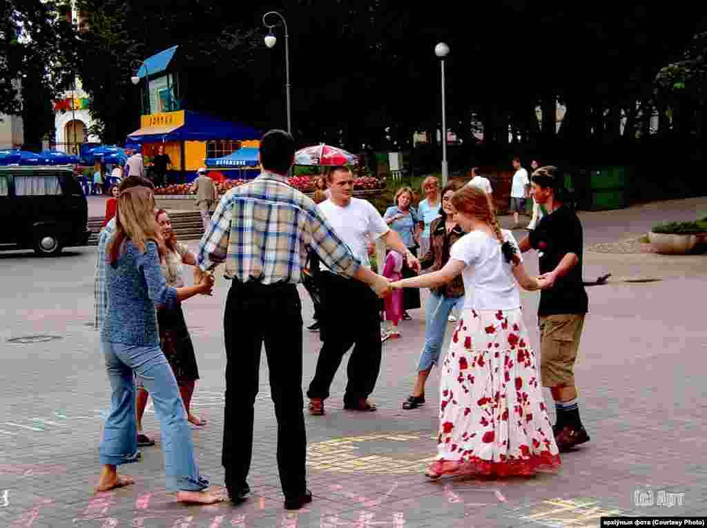 Акцыя ліцэістаў супраць закрыцьця. Танцы, сьпевы і маляваньне крэйдачакамі на асфальце ў Парку Горкага. Цягам лета 2003 году адбылося больш за 30 разнастайных пікетаў, пэрфомансаў, акцыяў у цэнтры Менску. 