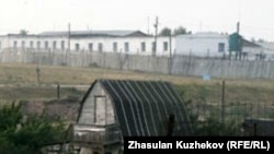 Бүлік жасаған тұтқындар талаптарын ақ жаймаға жазып, осы баракқа іліп қойған. Гранитный, Ақмола облысы, 12 тамыз 2010 жыл.