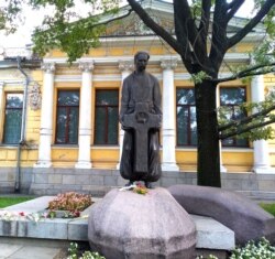 Пам'ятник історику Дмитру Яворницькому біля Дніпровського історичного музею його імені