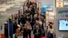 بازدیدکنندگان از نمایشگاه کتاب فرانکفورت در ۲۴ مهر ۹۸، دومین روز از نمایشگاه