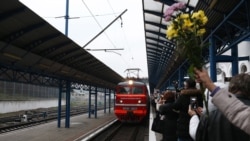 В Севастополе встречают российский пассажирский поезд «Таврия» из Санкт-Петербурга, 25 декабря 2019 года