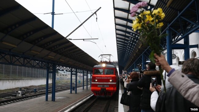 Прибытие пассажирского поезда из российского Санкт-Петербурга в Севастополь