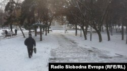 Луѓе се движат по снежни улици во центарот на Скопје
