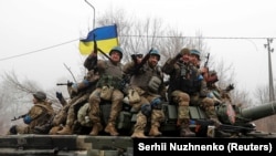 Украинские военные в деблокированном от российских войск Чернигове, Украина, 2 апреля 2022 года