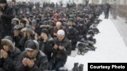 Novosibirskdə şaxtalı havada cümə namazı