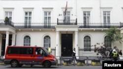 Поліція чергує біля будівлі посольства Сирії в Великій Британії після оголошення про видворення 29 травня 2012 року