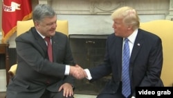Petro Poroşenko (solda) və Donald Trump
