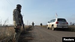 Украинские военные и машина наблюдательной миссии ОБСЕ близ села Богдановка Донецкой области. 8 ноября 2019 года.