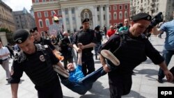 Затримання ЛГБТ-активіста Миколи Алексєєва на акції ЛГБТ-спільноти в Москві, Росія, травень 2015 року