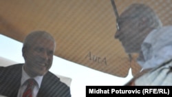 Борис Тадич в сараевском кафе беседует с певцом Дино Мерлином, 6 июля 2011 г