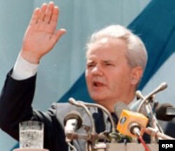 Vučić je bio deo Miloševićeve politike koja je 1990-ih definitivno udaljila Albance od Srbije (Foto: Slobodan Milošević u Prištini, juna 1997.)