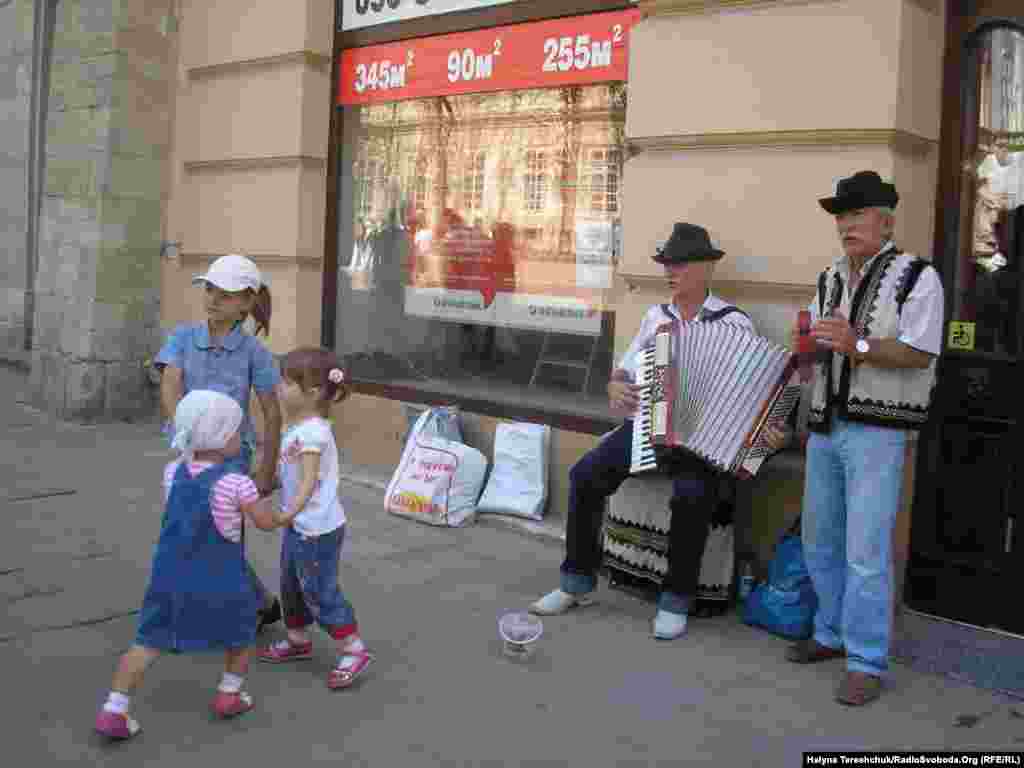 Вуличні музиканти співали патріотичні пісні, Львів, 24 серпня 2011 року.
