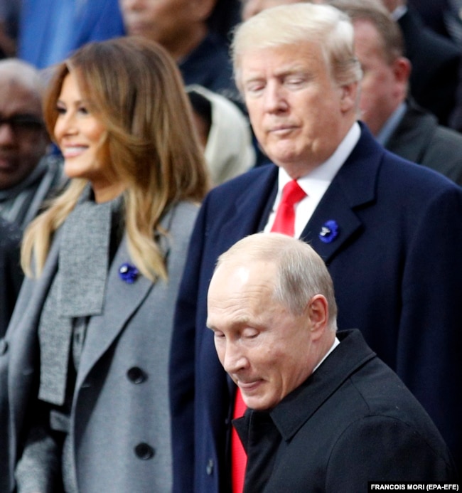 Президент Росії Володимир Путін (на передньому плані) прибув на відзначення 100-річчя закінчення Першої світової війни. На нього зверху дивиться президент США Дональд Трамп. Париж, 11 листопада 2018 року