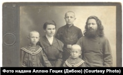 Григорій та Анна Радецькі з дітьми