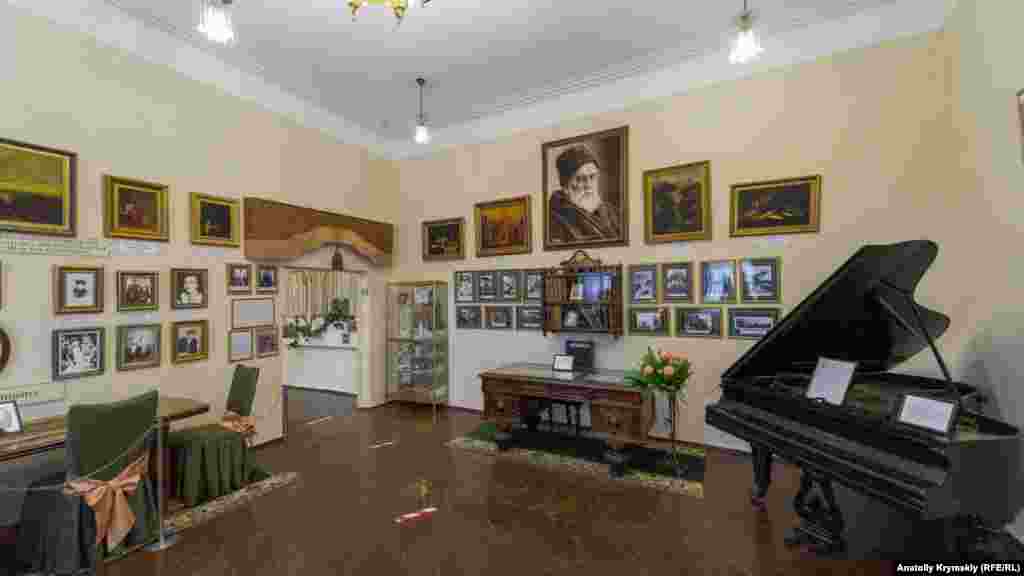 Главное украшение гостиной &laquo;господского дома&raquo; &ndash; подлинный рабочий стол Голицына и рояль его жены
