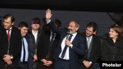 Armenia - Prime Minister Nikol Pashinian speaks at an election campaign rally in Masis, December 3, 2018.