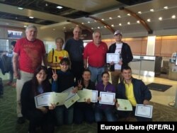 Blogger moldoveni cu familia gazdă la aeroportul din Greensboro