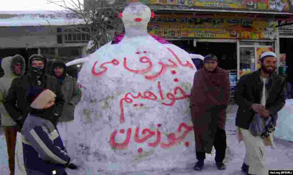 After almost 15 days with no electricity in Afghanistan's Jawzjan Province, local protesters made a snowman on which they wrote "We want power!" (RFE/RL)