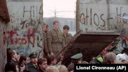 اولین شکاف در دیوار برلین در ۱۱ نوامبر ۱۹۸۹