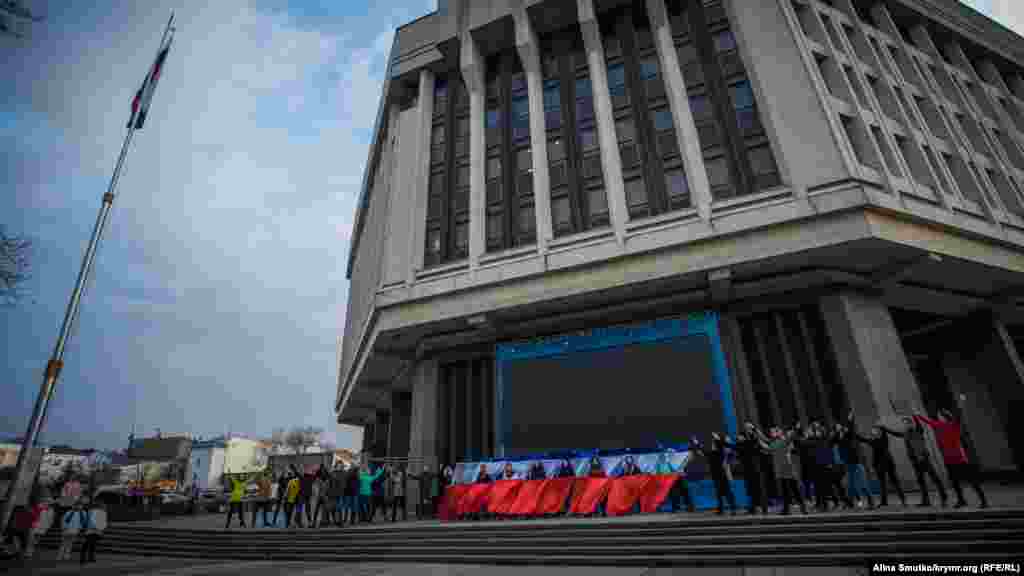 Артисти з прапором Росії під час танцю