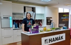 Валерій Воробйов у салоні меблів Hanak в Донецьку