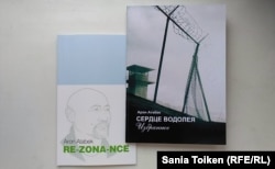 Книга «Сердце водолея» Арона Атабека, написанная в тюрьме и выпущенная в Атырау, и сборник «Re-zona-nce», изданный в Лондоне