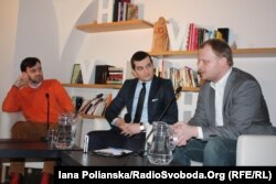 (Зліва направо): Євген Федченко, співзасновник українського проекту «СтопФейк»; Якуб Янда, виконавчий директор European Values Think-Tank; Якуб Каленський, керівник європейської зовнішньополітичної служби із боротьби з російською пропагандою