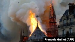 Собор Паризької Богоматері під час пожежі. Париж, 15 квітня 2019 року