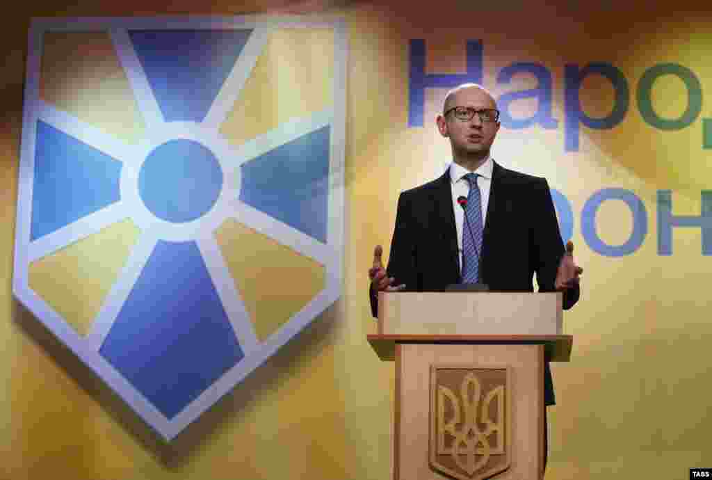 Арсеній Яценюк під час виступу на з'їзді партії «Народний фронт». Київ, 10 вересня 2014 року 