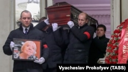 Pallbearers carry the late activist Lyudmila Alekseyeva's coffin after a mourning ceremony in Moscow on December 11. 