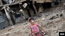 Գազայի բնակիչ երեքամյա Ալ Զազան խաղում է իսրայելա-պաղեստինյան հակամարտության հերթական ալիքի ժամանակ ավերված շենքի բակում, արխիվ 