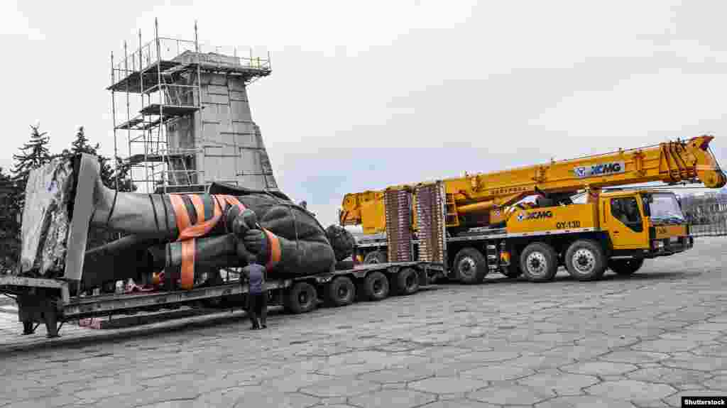 Демонтаж памятника Ленину в Запорожье. 17 марта 2016 года