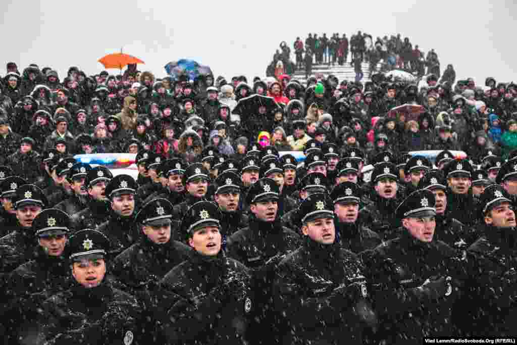 Поліцейські заспівали гімн України під супровід оркестру УМВС Україні в Дніпропетровській області